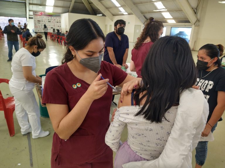 Abarrotan jovencitos centro de vacunación de CANACINTRA, pero proceso avanza con rapidez