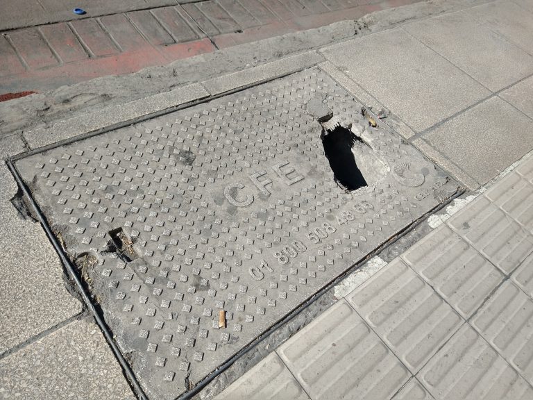 Piden transeúntes se repare “trampa mortal” en contra esquina de la Alameda