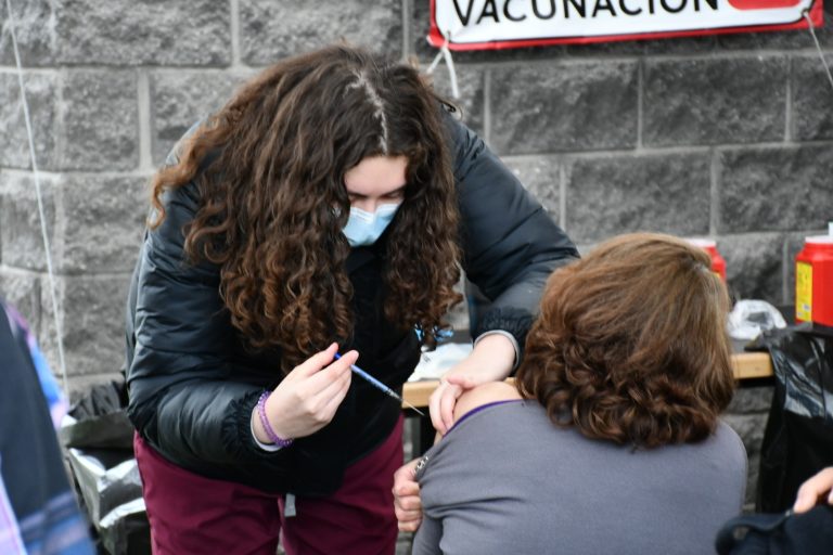 Inmunizan con refuerzo anticovid a más de 2 mil 100 personas mayores de 50 años en Ramos Arizpe 