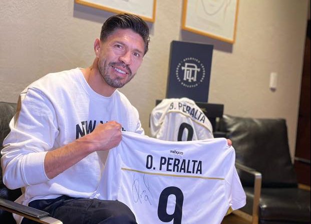 Oribe Peralta anuncia su retiro del futbol