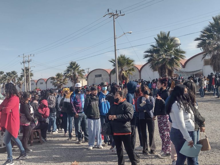 Abarrotan rezagados módulo de vacunación de Canacintra