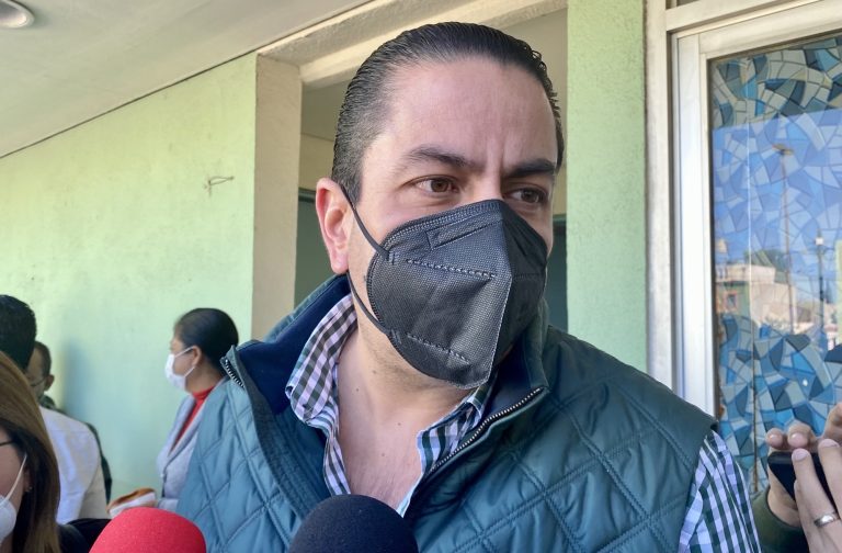 Alienta alcalde de Ramos a jóvenes a vacunarse contra el COVID-19 