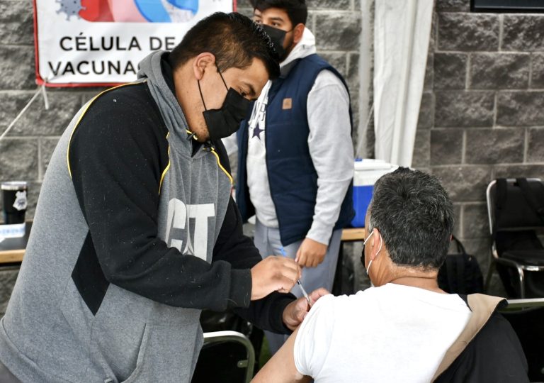 Aplican vacuna anticovid a 2 mil 590 personas mayores de 50 años en tercer día de inoculación en Ramos