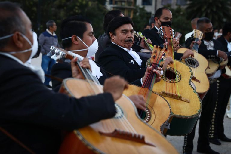 Aun con adversidades, mariachis preservan la música tradicional mexicana