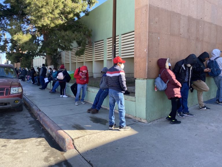 Clínica 88 del IMSS registra largas filas para atención por COVID-19