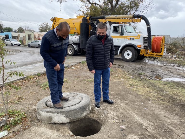 COMPARA atiende obstrucción en red de drenaje en colonia El Cura 