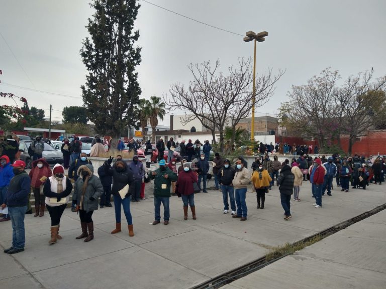 Con largas filas, inicia aplicación de refuerzo de vacuna antiCovid en mayores de 50 