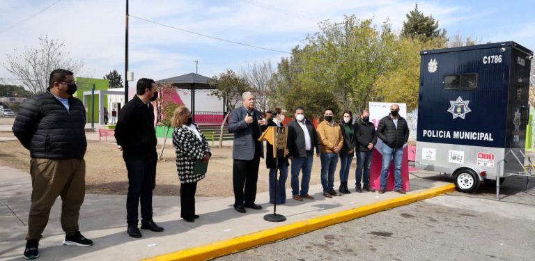 Entrega Chema Fraustro patrulla y caseta móvil a vecinos de la Zaragoza