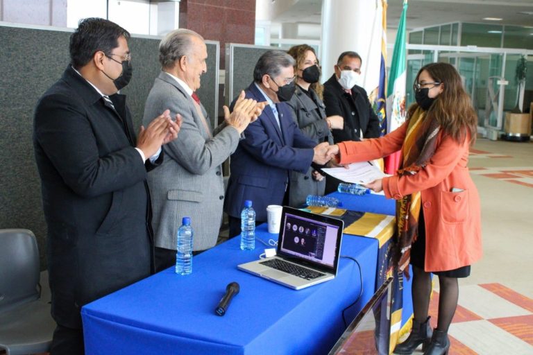 Entregan certificados y reconocimientos a participantes de diplomados impartidos por el Dr. Adolfo Orive Bellinger