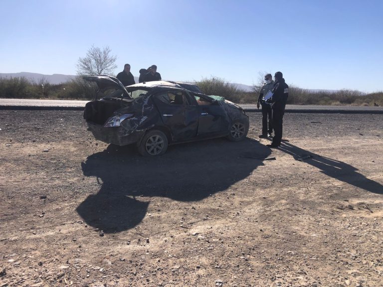 Muere mujer tras volcadura en la carretera a Torreón