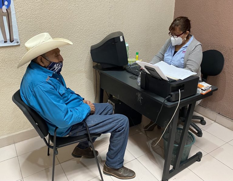 Reanudan entrega de credenciales del INAPAM en Casa de Adulto Mayor 