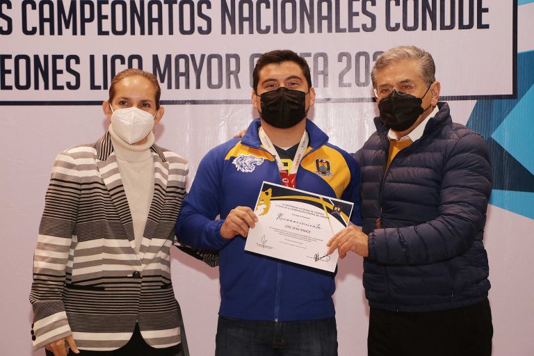 Reconocen en UAdeC a destacados deportistas y entrenadores universitarios