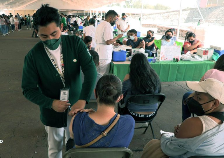 Vacunas reducen severidad de la Covid-19: UNAM