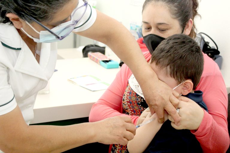 Exigen vacuna para niñas, niños y adolescentes de 5 a 14 años   