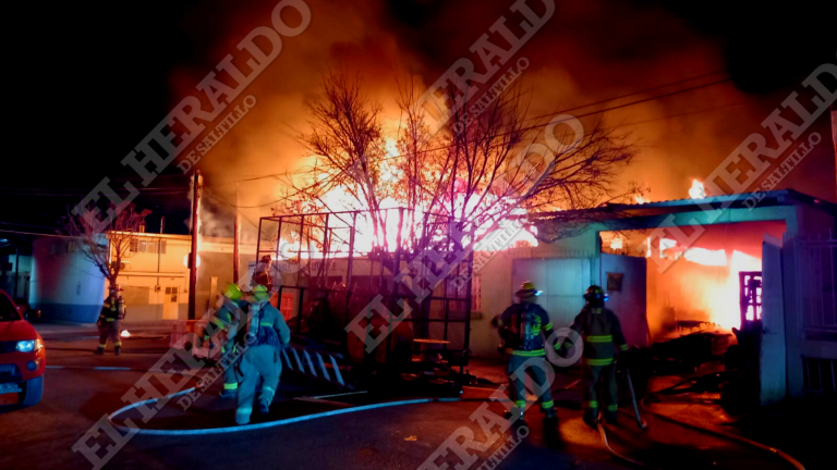 Voraz incendio acaba con recicladora en Saltillo