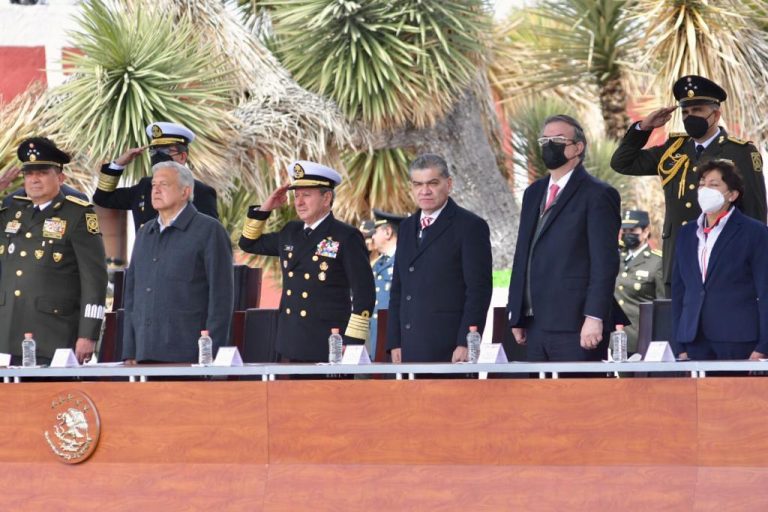 Encabezan AMLO y MARS ceremonia por el aniversario del ejército mexicano, en ex Hacienda de Guadalupe