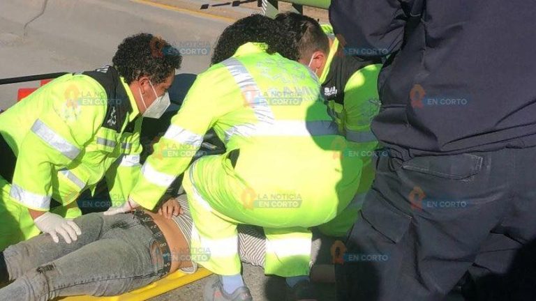 Joven se lanza de taxi; asegura que el ruletero pretendía secuestrarla