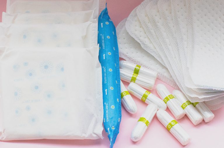 UE investiga reportes de trastornos menstruales con vacunas de Pfizer y Moderna