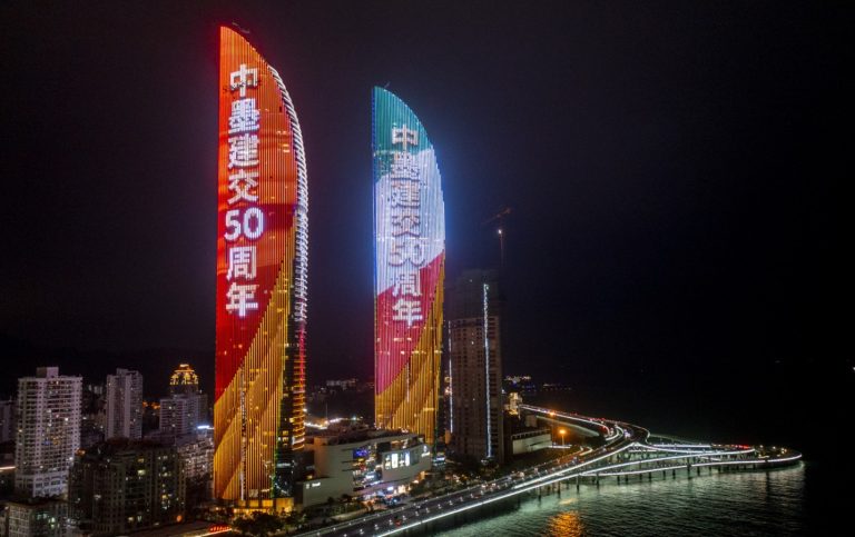 Xiamen enciende las Torres Gemelas para celebrar el 50 aniversario de las relaciones diplomáticas China-México