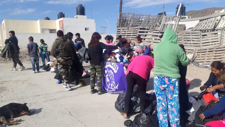 Apoyan con ropa y calzado a familias de Analco II    