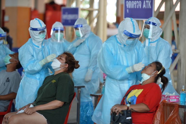 Casos COVID bajan en el mundo, pero suben las muertes: OMS