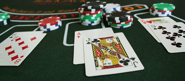 ¿Cómo jugar al Blackjack 21 en un casino online?