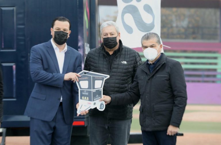 Entregan Riquelme y Chema Fraustro 4 oficinas móviles de vigilancia a Saltillo   