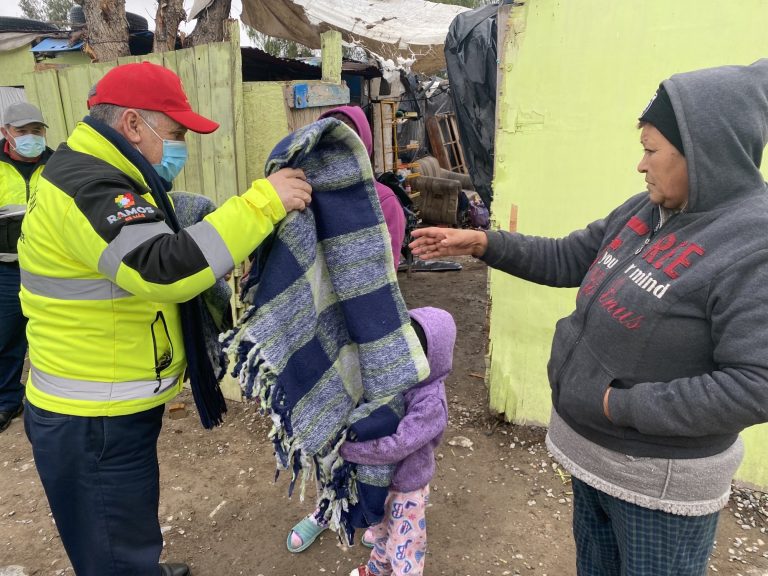 Entregan cobijas a familias necesitadas en Cerrito de la Cruz y Urbivilla 