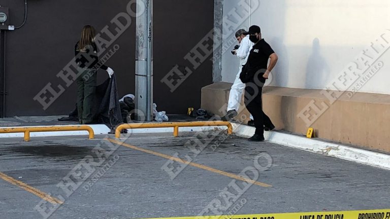 Localizan a hombre sin vida al exterior de farmacia en Saltillo