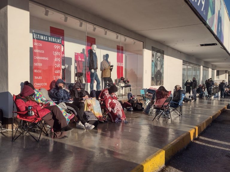 No es fila de vacunación, saltillenses acampan para conseguir boleto de concierto de Bad Bunny