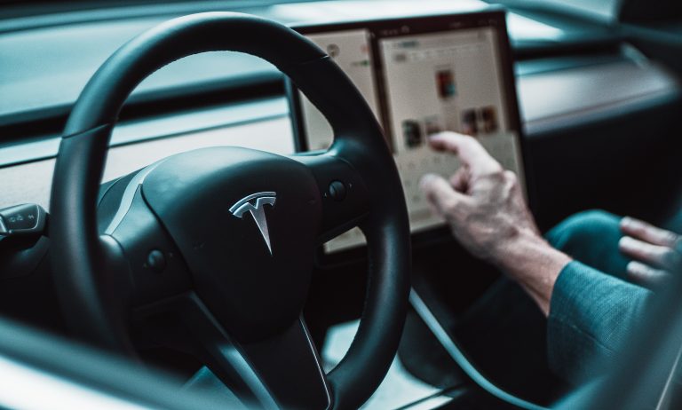 Tesla llama a revisión a casi 579 mil autos por posible peligro a peatones