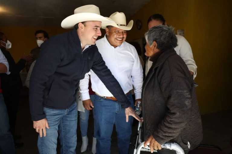 Visita Manolo los municipios más lejanos en el desierto de Coahuila