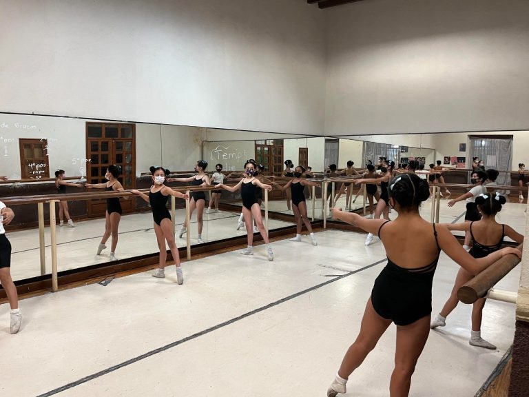 Escuela de Danza de Coahuila continúa preparando a las niñas, niños y jóvenes interesados en la danza clásica