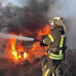 Rusia bombardea cuartel en Ucrania; hay decenas de muertos