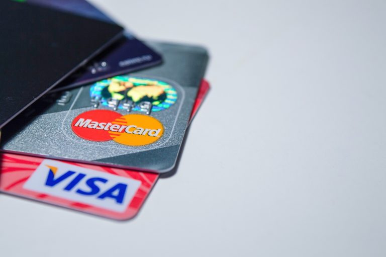 Visa y MasterCard bloquean operaciones con bancos rusos para cumplir sanciones económicas internacionales