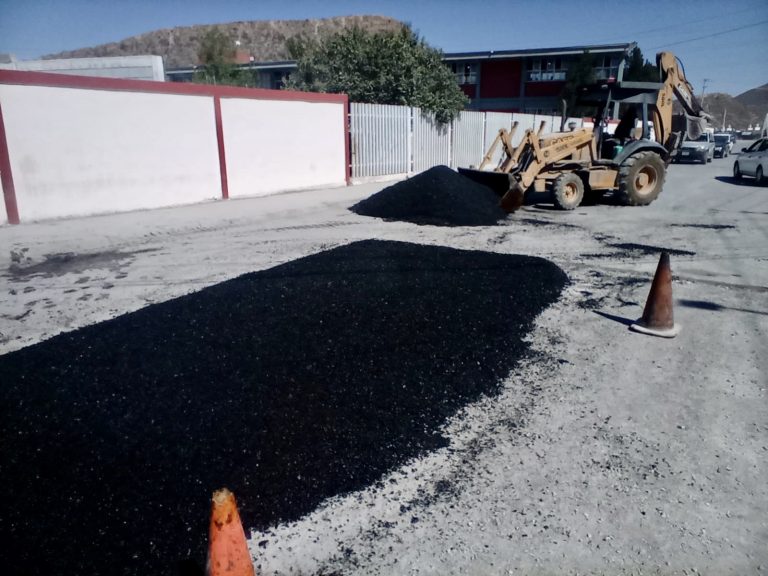 Avanza la rehabilitación del pavimento en la colonia Analco