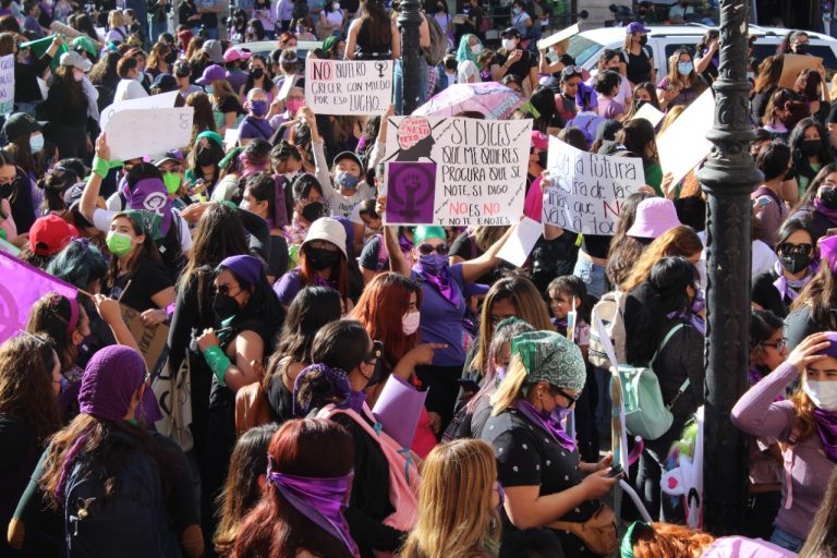Con mega marcha, llaman miles de mujeres en Saltillo a erradicar la violencia en su contra