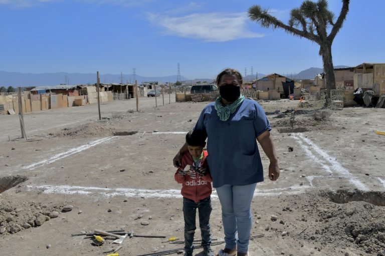 Cumplen sueño de maestra Rosalim, inicia construcción de aula para sus alumnos