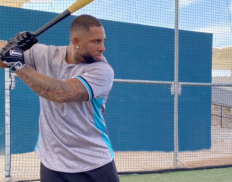 El cañonero Wladimir Balentien llega a al campo de entrenamiento de Saraperos