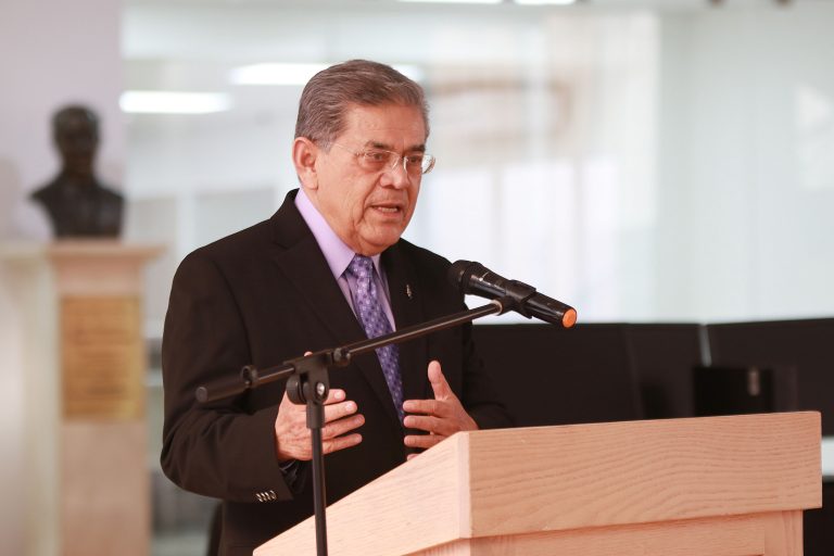 Entrega rector equipos de cómputo y apoyo económico a la Biblioteca y Sala de Internacionalización de la Facultad de Jurisprudencia de la UA de C