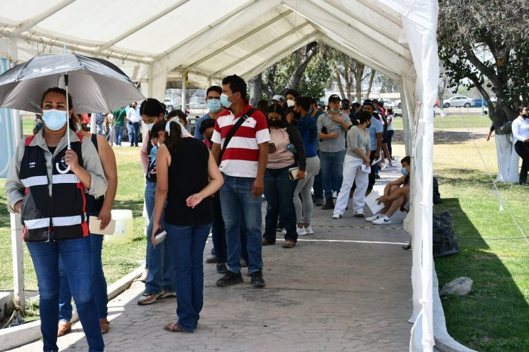 Jóvenes abarrotan módulo de vacunación anticovid en Ramos   