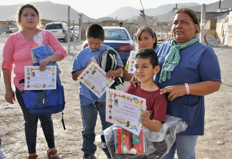 Maestra Rosalim celebra festival de la primavera con sus alumnos