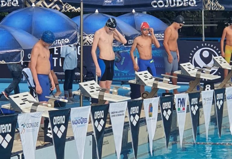 Participan alumnos coahuilenses del CAC2000 en el Grand Prix Jr. de natación, en Cancún