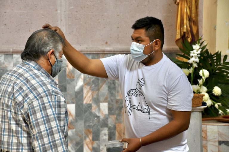 Ramosarizpenses asisten al Miércoles de Ceniza respetando protocolos sanitarios 