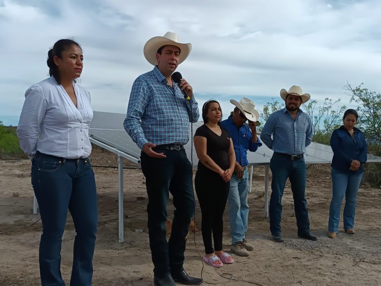 Entrega Chema Morales equipamiento de pozo con sistema fotovoltaico en el ejido El Barril