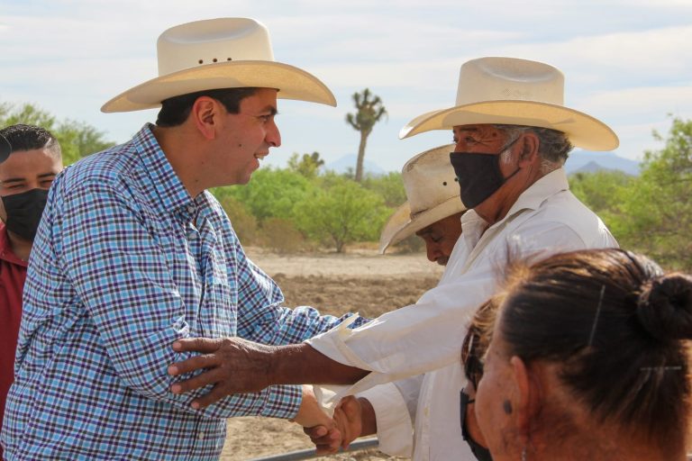 Entrega Chema Morales el programa Tú eliges en el ejido El Barril