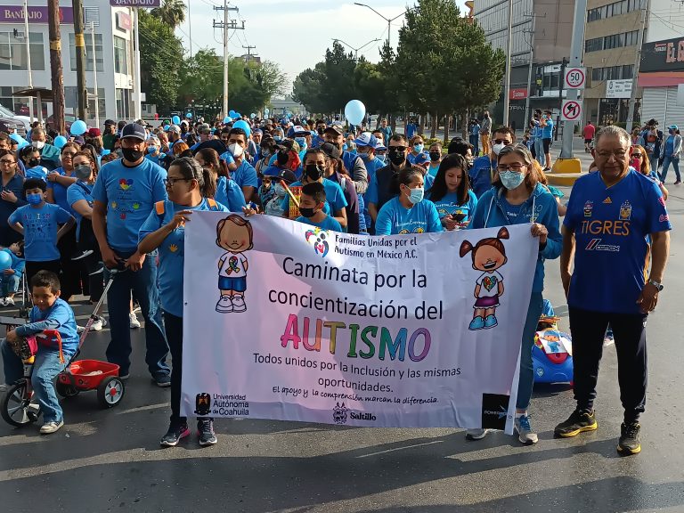 Marchan familias saltillenses por la concientización sobre el autismo