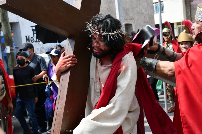 Saltillenses viven Viacrucis del Santo Cristo del Ojo de Agua