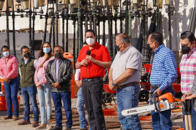 Chema Morales supervisa entrega de equipo para Servicios Municipales