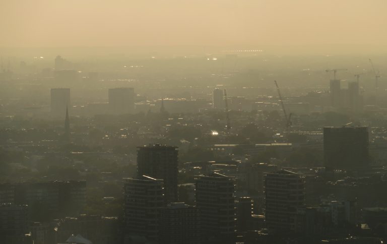 El 99% de la población mundial respiramos aire contaminado: OMS